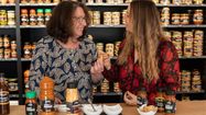 Clara Petricorena (à gauche), la gérante, dans la boutique à Saint-Étienne-de-Baïgorry